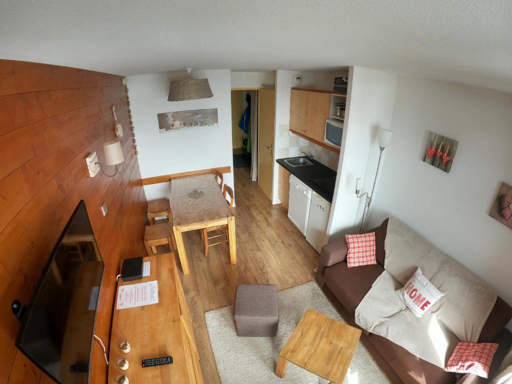 - un salon avec un canapé dans l'établissement Appartement Studio Avoriaz, à Avoriaz