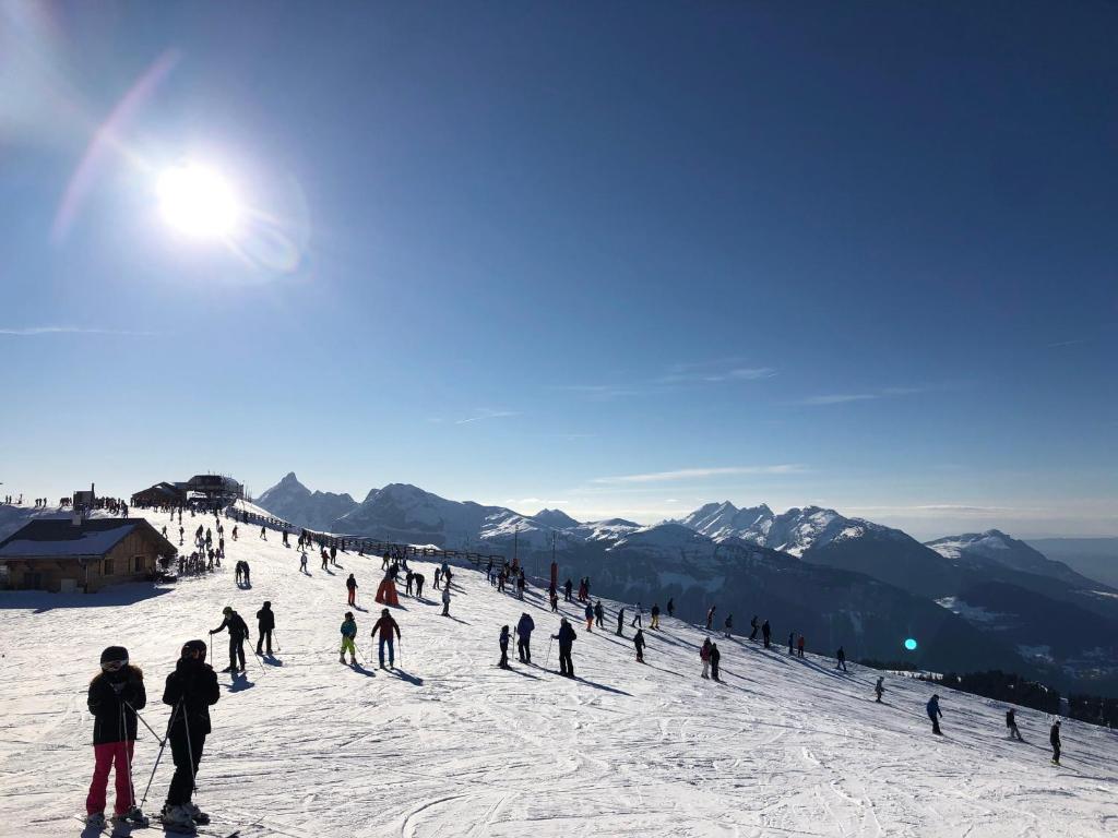 un groupe de personnes skier sur une piste enneigée dans l'établissement Appartement en hyper centre de Samoëns, à Samoëns