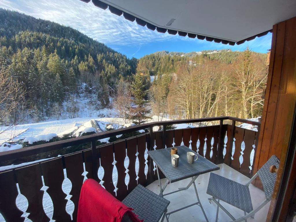 un balcon avec une table et des chaises et une vue dans l'établissement La Grangette - Morzine, à Morzine 8 autres photos
