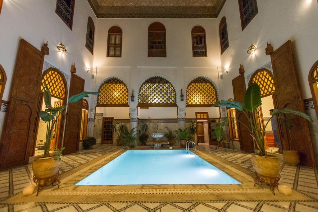 - une grande piscine intérieure dans un bâtiment avec une grande chambre dans l'établissement Le Riad Palais d'hotes Suites & Spa Fes, à Fès