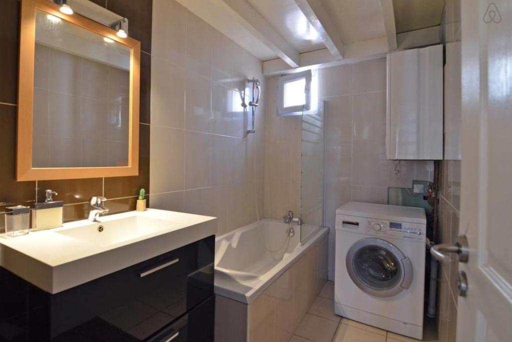 Duplex Voltaire Modern Apartment - 3 bedrooms - citycenter and beach - WIFI 6