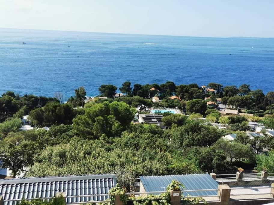 une vue sur l'océan depuis un immeuble dans l'établissement Charmant Mobil home avec Vue mer exceptionnelle, à Saint-Raphaël