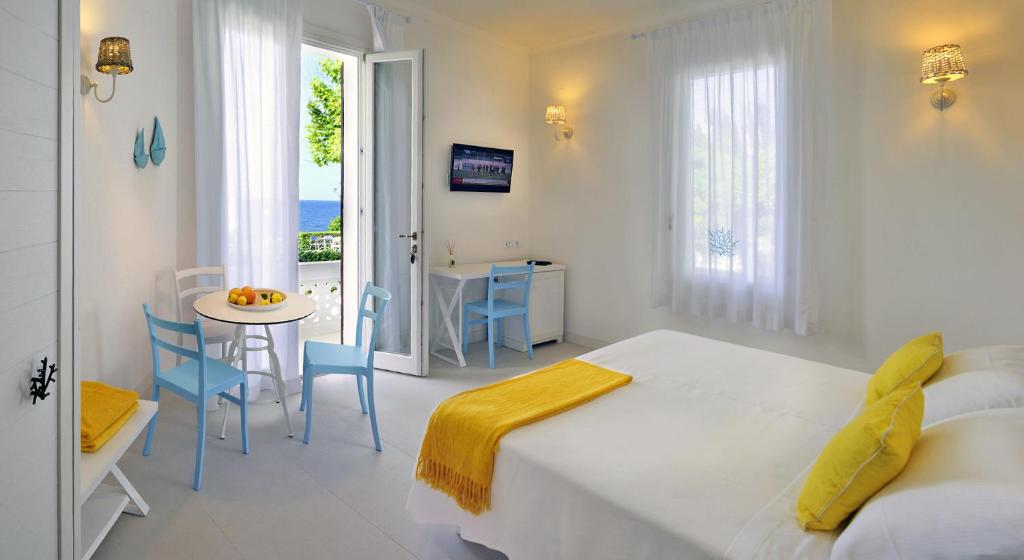 une chambre avec un lit et une table avec des chaises dans l'établissement Hotel Venus, à Gabicce Mare