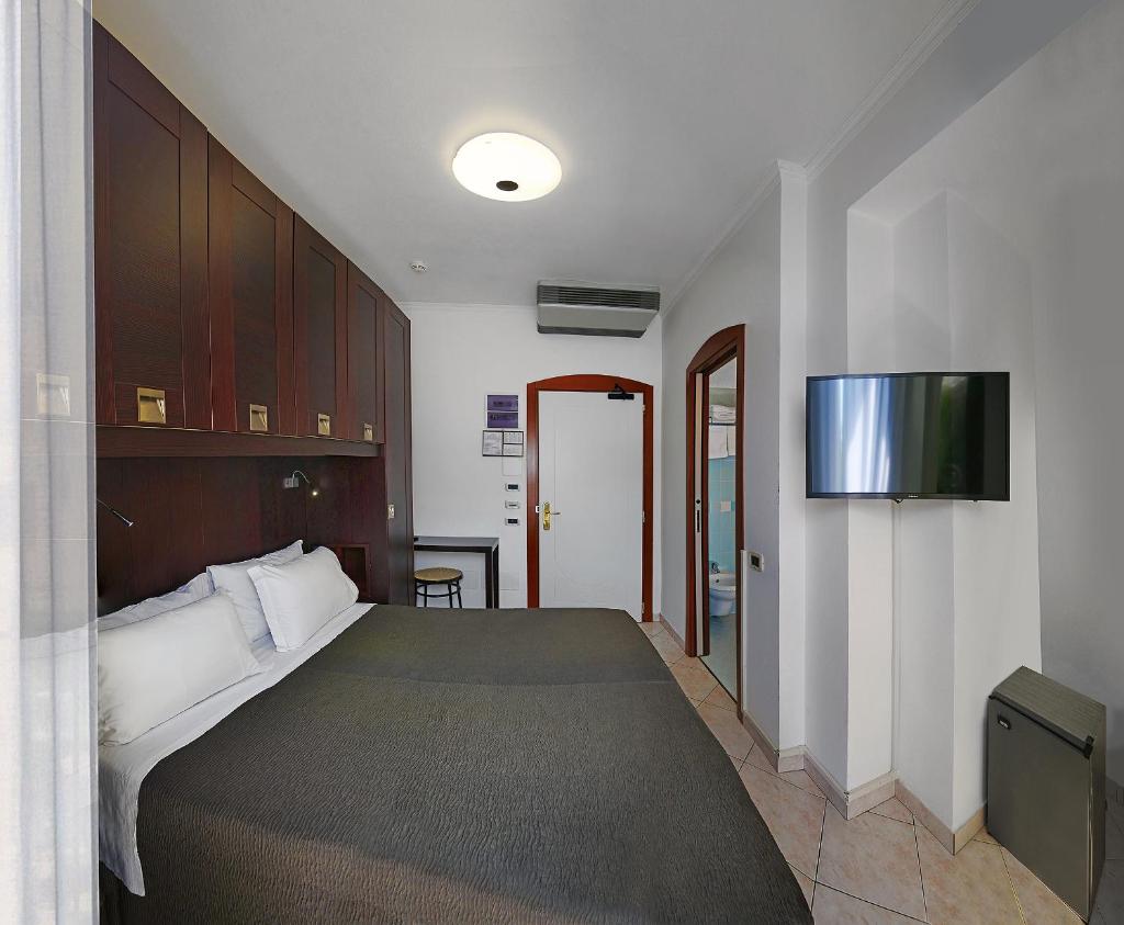 une chambre avec un lit et une télévision à écran plat dans l'établissement Hotel Venus, à Gabicce Mare 53 autres photos