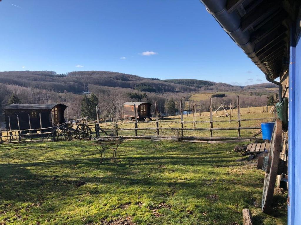 - une vue sur un champ depuis une maison dans l'établissement Les roulottes de cirque Les Settons, à Moux-en-Morvan 17 autres photos