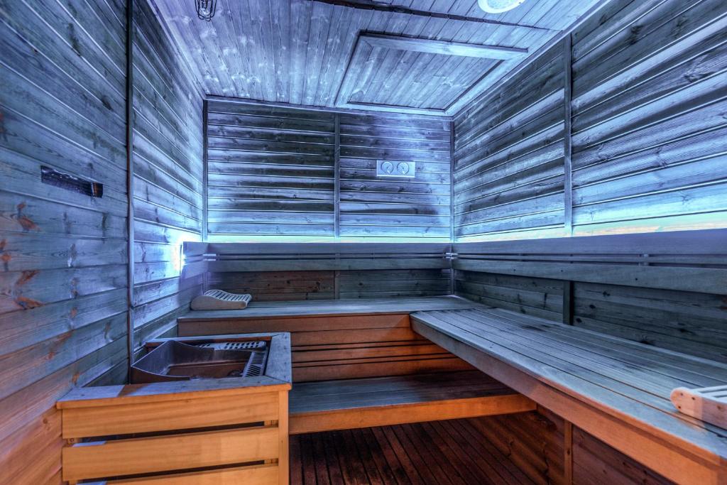 - un sauna en bois avec un lavabo dans l'établissement Résidence Pierre & Vacances Premium L'Amara, à Avoriaz