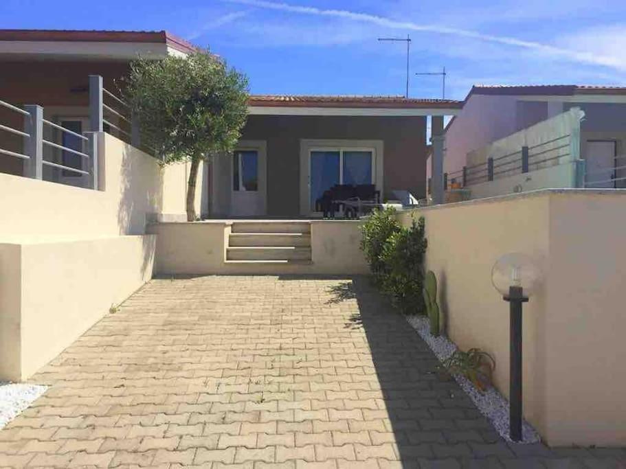 une maison avec une allée en briques devant elle dans l'établissement Villa Etienne - Key to Villas, à Valledoria