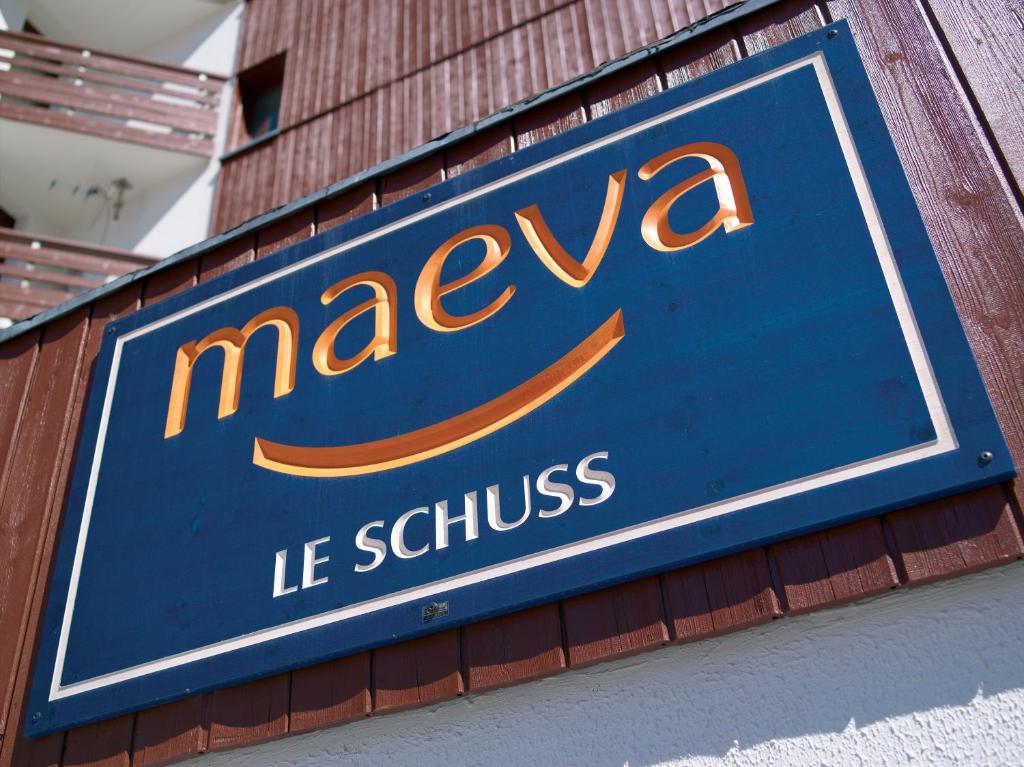 un panneau sur le côté d'un bâtiment avec un parcours de macayale dans l'établissement Résidence partenaire Le Schuss, à Val Thorens