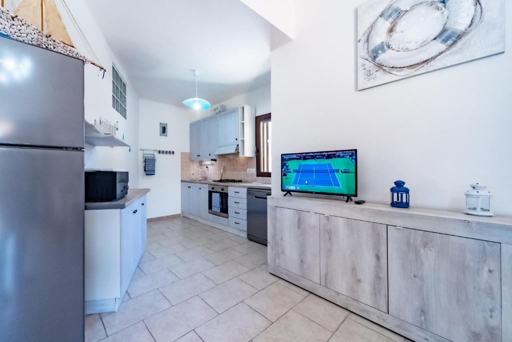 Il comprend une cuisine équipée d'un réfrigérateur et d'une télévision. dans l'établissement Villa Tiziana&Alessia, à Castiadas