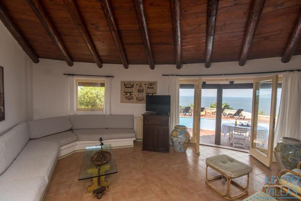 un salon avec un canapé et une table dans l'établissement Villa Le Filaschi - Key to Villas, à Costa Paradiso