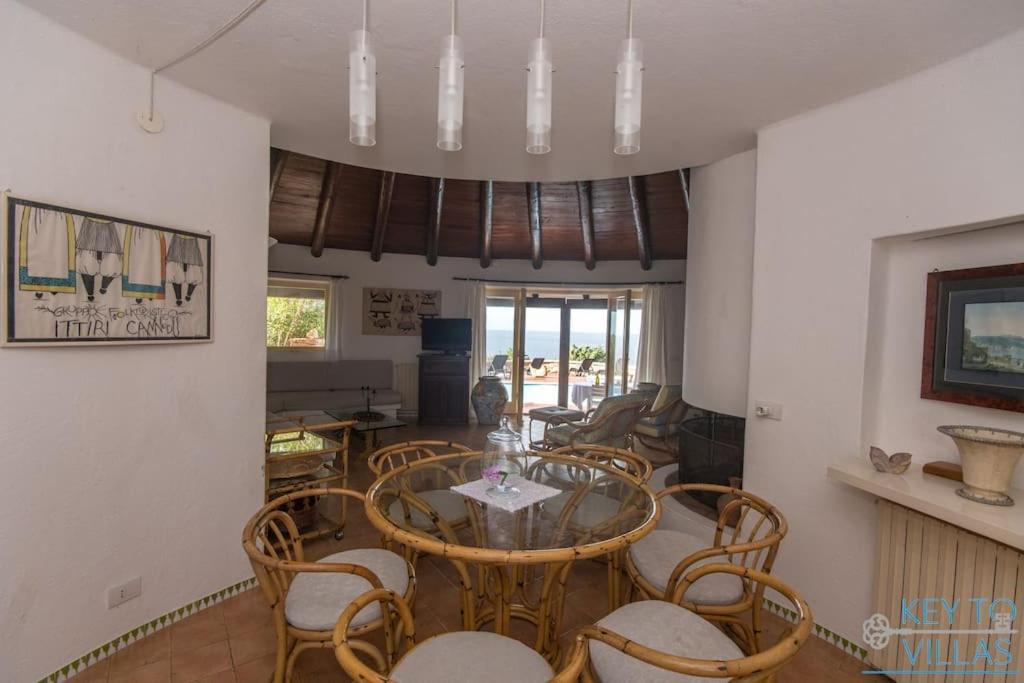 une salle à manger avec une table et des chaises dans l'établissement Villa Le Filaschi - Key to Villas, à Costa Paradiso