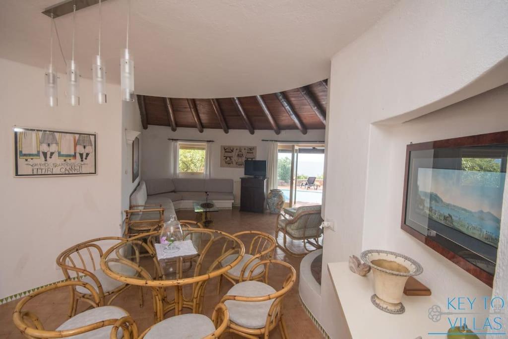 une salle à manger avec une table et des chaises dans l'établissement Villa Le Filaschi - Key to Villas, à Costa Paradiso