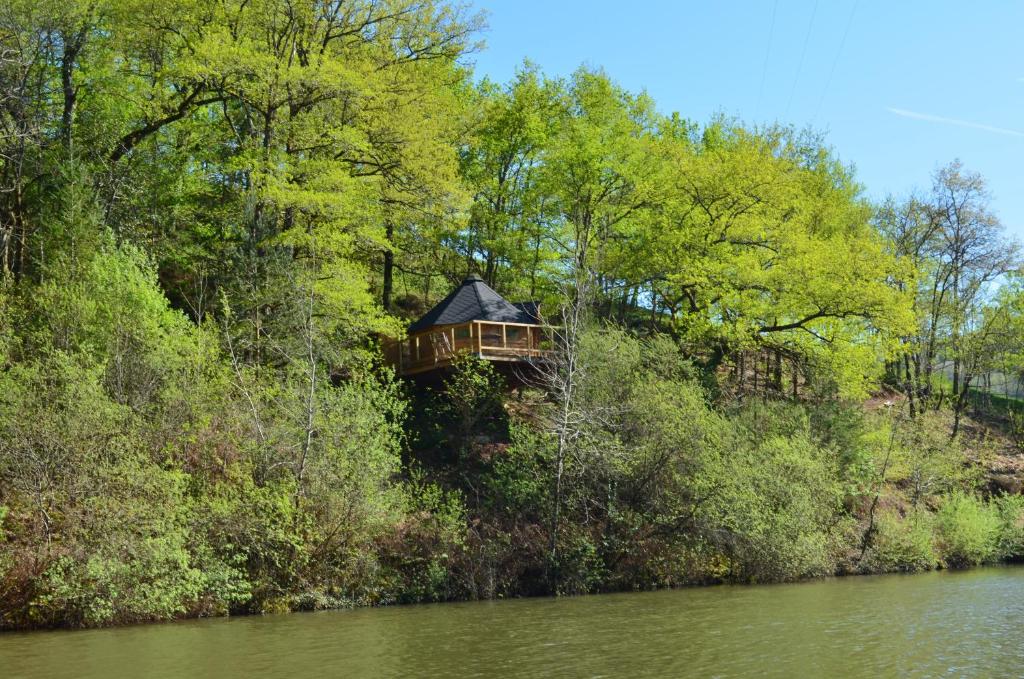 une cabane dans les arbres sur une colline à côté d'une rivière dans l'établissement Ma cabane en Aveyron, à Conques-en-Rouergue
