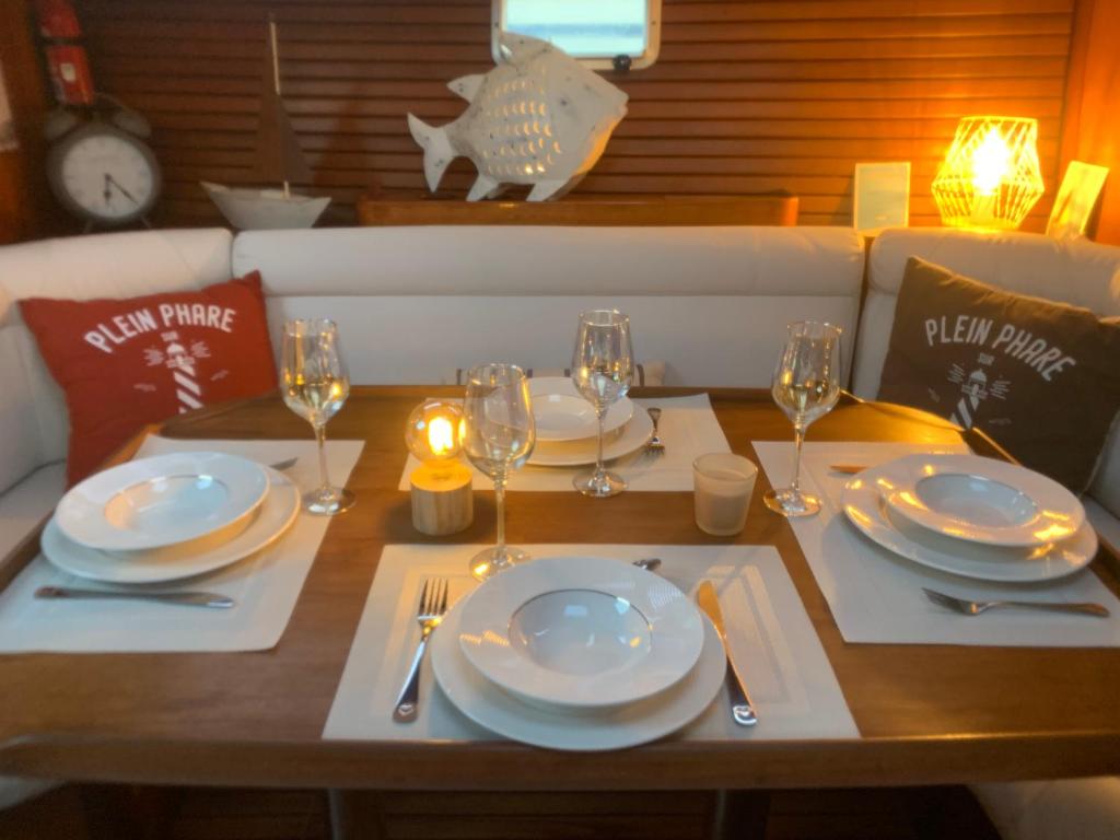 Photo de la galerie de l'établissement NUIT SUR UN BATEAU, à La Rochelle