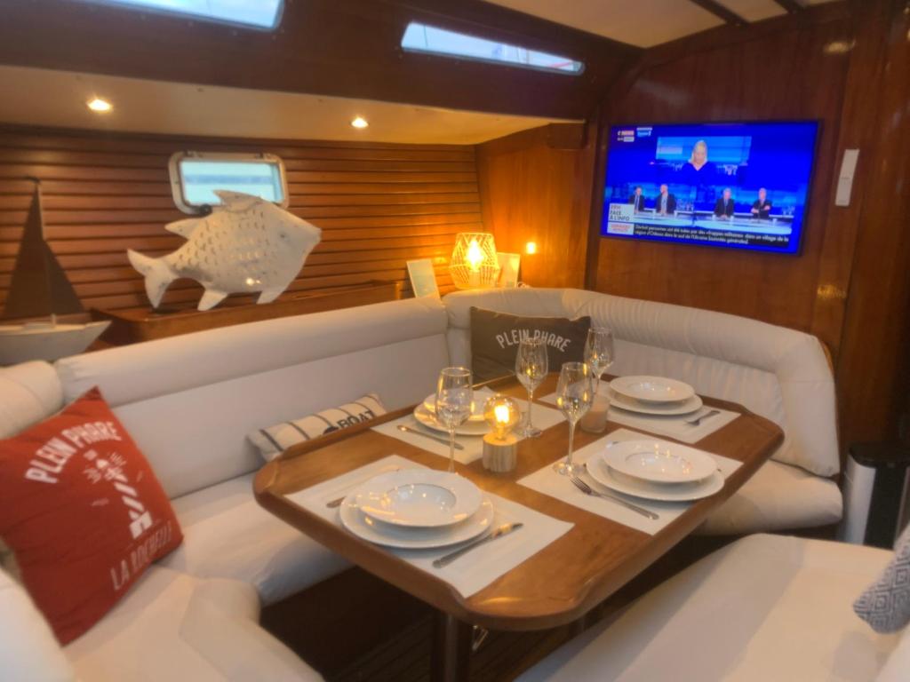 Photo de la galerie de l'établissement NUIT SUR UN BATEAU, à La Rochelle