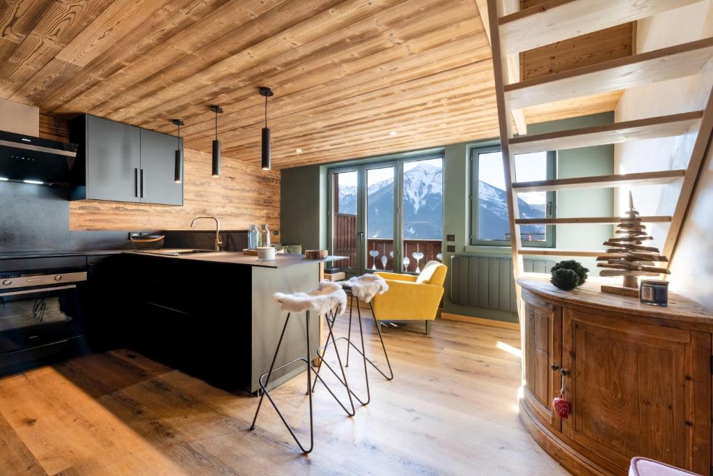 Il comprend une cuisine dotée de plafonds en bois et d'un comptoir avec évier. dans l'établissement Club Alpina - Champagny-en-Vanoise, à Champagny-en-Vanoise