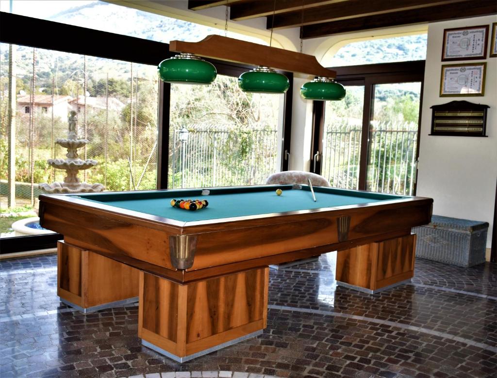 - un billard au milieu d'une pièce dans l'établissement Villa Caterina, à Torretta