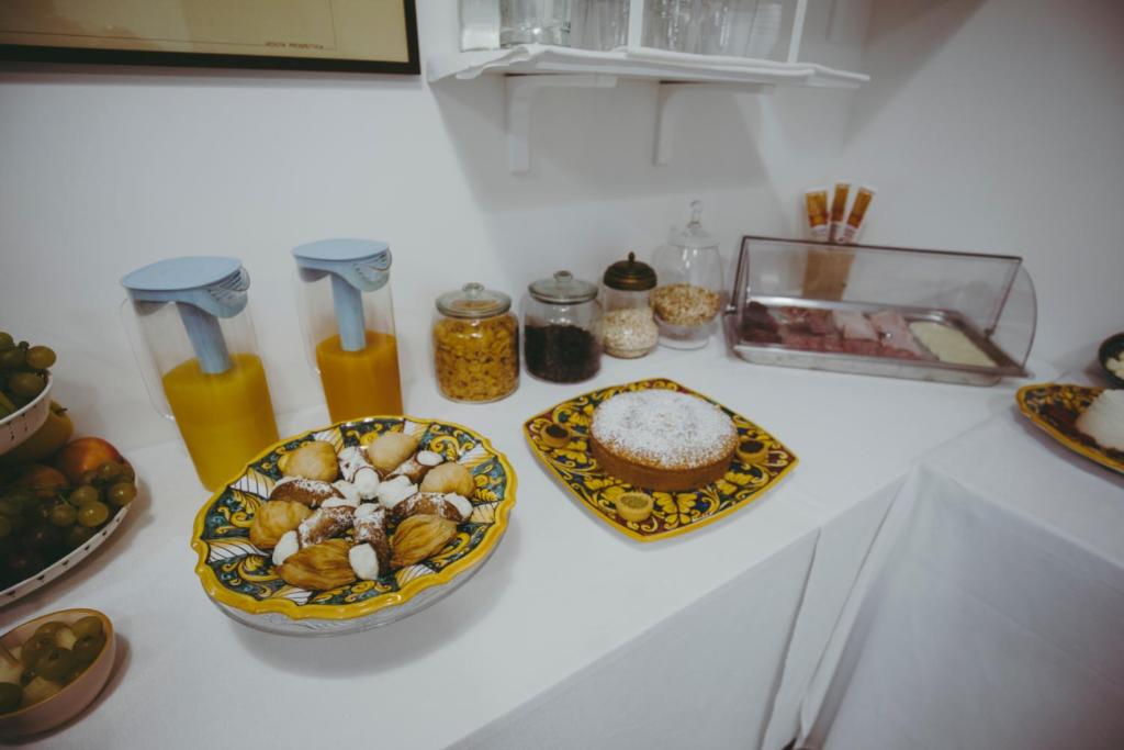 un comptoir blanc avec des plaques de cuisson dans l'établissement Villa Calipso, à Mondello