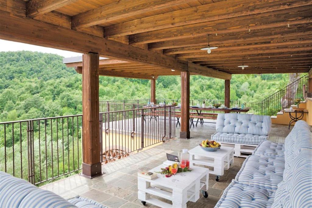 d'une terrasse avec des chaises et des tables bleues. dans l'établissement Villa Montecastelli by Mmega, à Niccone