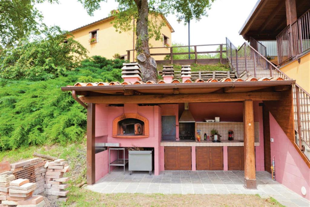 Cette petite maison dispose d'une cuisine et d'un balcon. dans l'établissement Villa Montecastelli by Mmega, à Niccone 22 autres photos