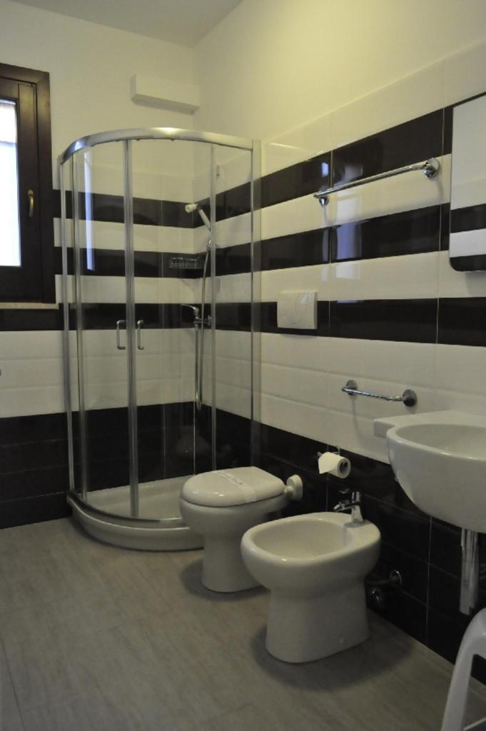 une salle de bain avec une douche, des toilettes et un lavabo dans l'établissement Hotel Sikania, à San Vito Lo Capo 56 autres photos