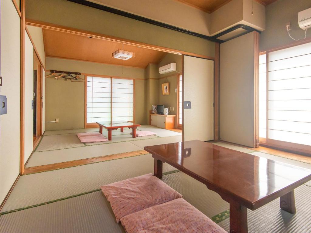 un salon avec une table et un canapé dans l'établissement Sakura Ryokan Asakusa Iriya, à Tokyo