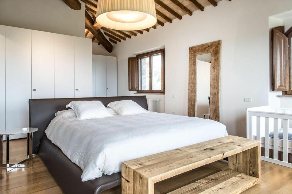 - une chambre avec un grand lit et un banc en bois dans l'établissement Villa Chiugi by PosarelliVillas, à Seggiano 41 autres photos
