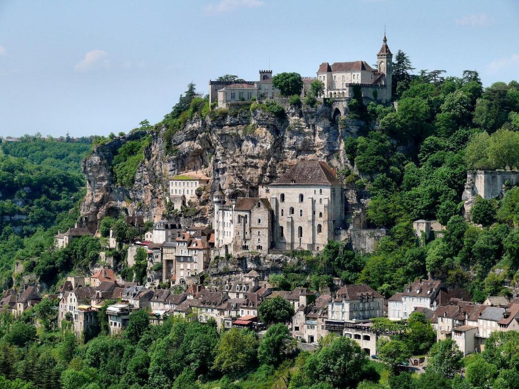 un village sur le flanc d'une montagne dans l'établissement Le Clos de la Musardise - Gîtes de Charme avec Piscine Chauffée, à Salignac Eyvigues