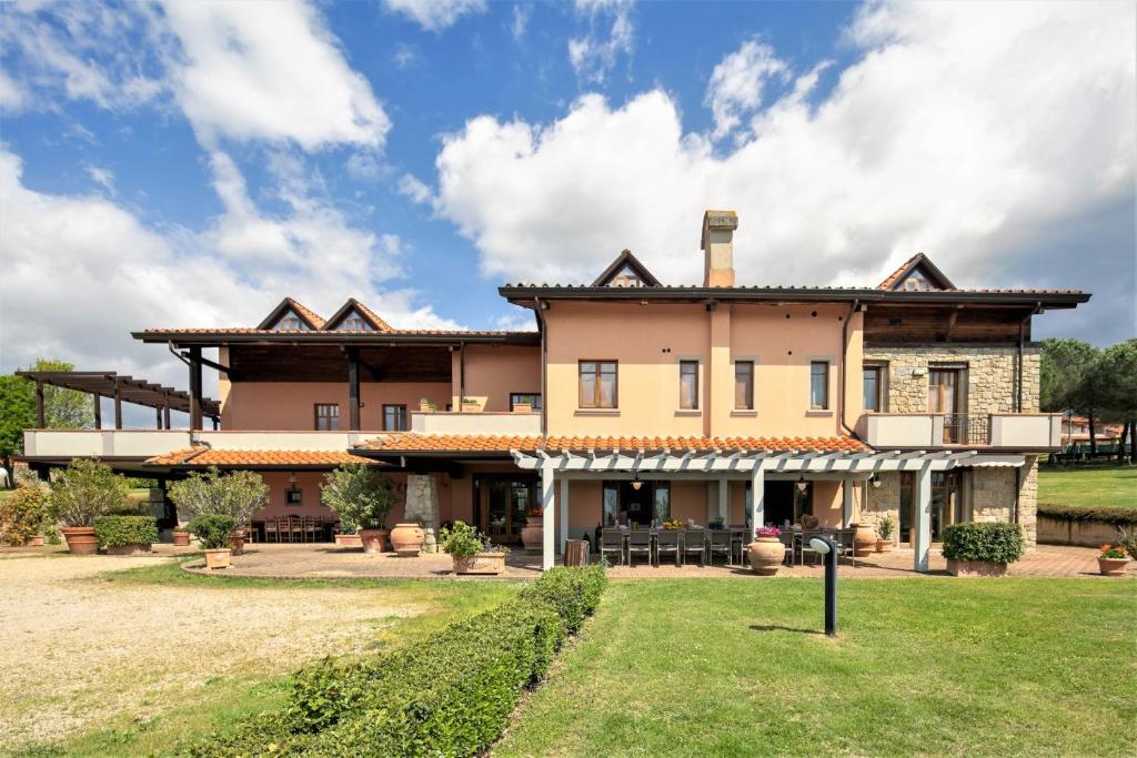 - une vue sur l'extérieur d'une grande maison avec une cour dans l'établissement Villa le Greti 16 by VacaVilla, à Bibbiena