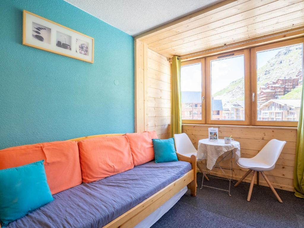 un salon avec un canapé et une table dans l'établissement Studio Arcelle 216 by Interhome, à Val Thorens