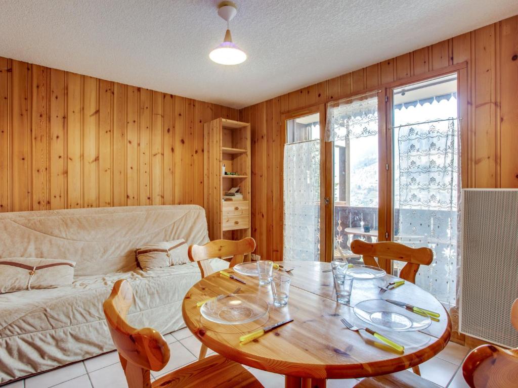 un salon avec une table et un canapé dans l'établissement Apartment Aiguille du midi by Interhome, à Saint-Gervais-les-Bains