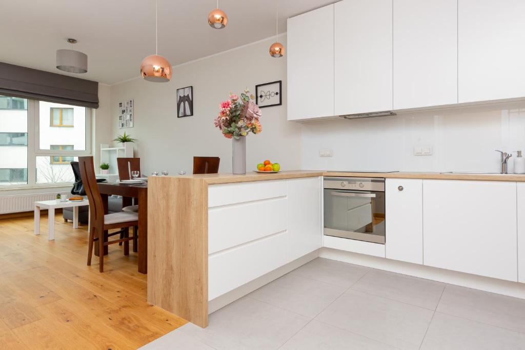 Kolorowy Gocław Apartment by Noclegi Renters 4