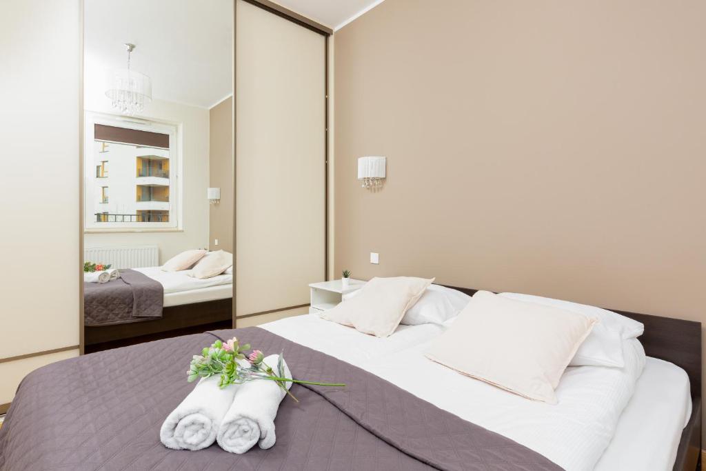 Kolorowy Gocław Apartment by Noclegi Renters 8