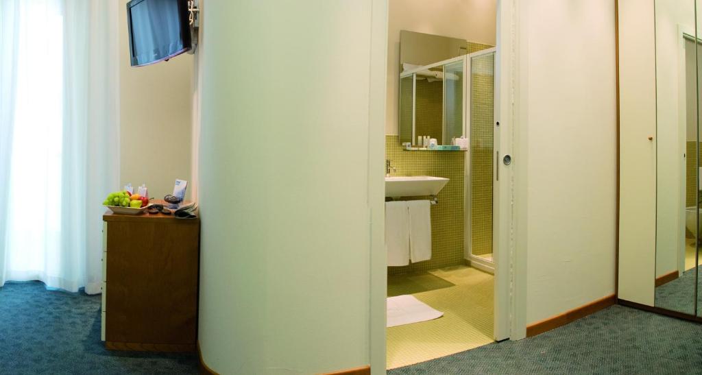 une salle de bain avec un lavabo et un miroir dans l'établissement Hotel Sorriso, à Milano Marittima