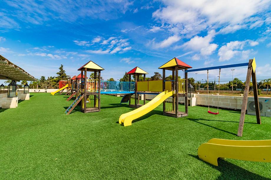 une aire de jeux avec un toboggan et un toboggan dans l'établissement HOTEL BARONE DI MARE, à Torre dell'Orso