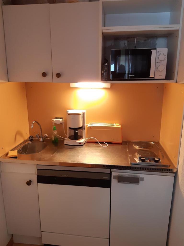 - une cuisine avec un évier et une cafetière sur un comptoir dans l'établissement Studio 442 au pied des pistes La Plagne, à Aime La Plagne 28 autres photos