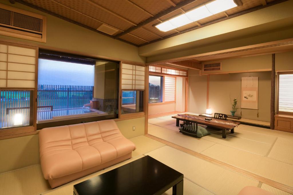 un salon avec un canapé et une table dans l'établissement Roppokan, à Asakura