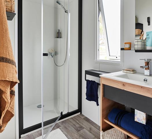 une salle de bain avec douche et lavabo dans l'établissement Camping L' Arlesienne, à Arles