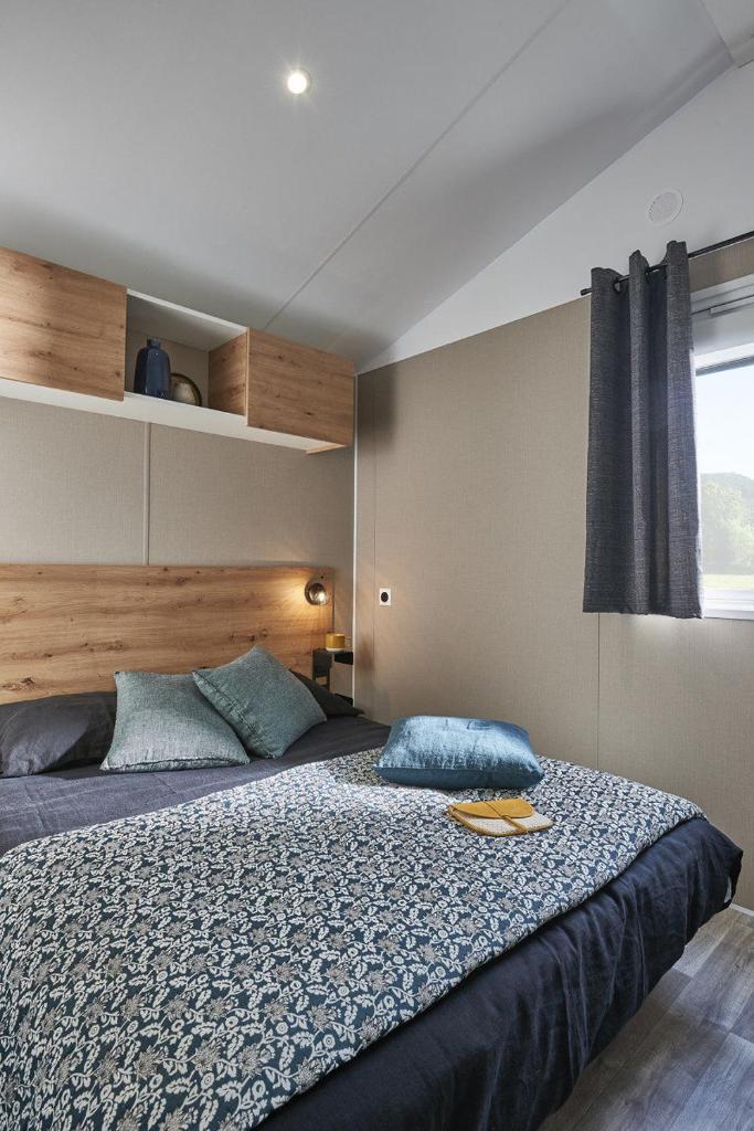 - une chambre avec un grand lit et un plateau dans l'établissement Camping L' Arlesienne, à Arles