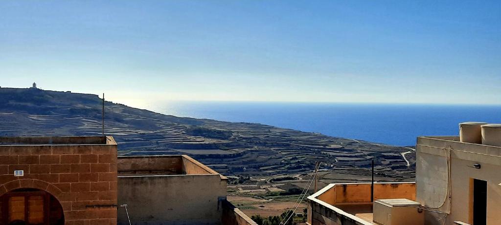 Town House with roof BBQ area & views 1