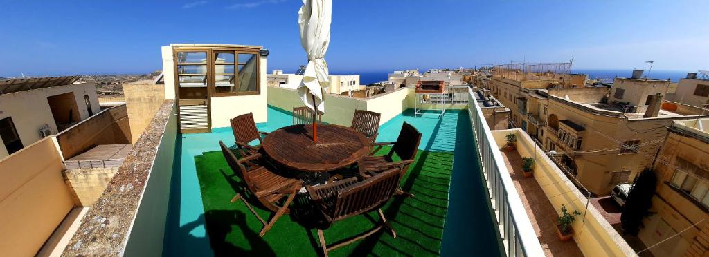 Town House with roof BBQ area & views 5