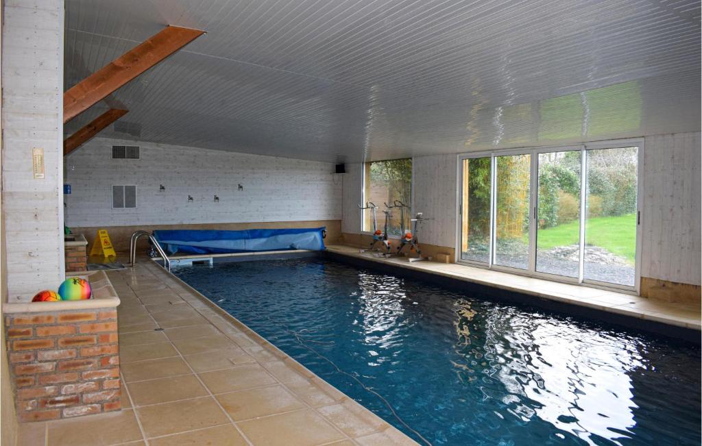 une piscine dans un immeuble avec une grande fenêtre dans l'établissement Amazing StaCaravan In Gommenec H, à Gommenec'h 8 autres photos