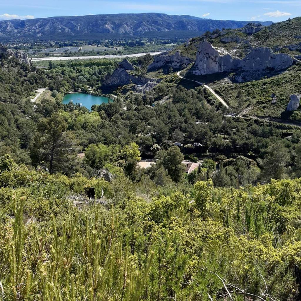 Elle offre une vue sur une vallée avec un lac. dans l'établissement Camping de la Vallée Heureuse, à Orgon