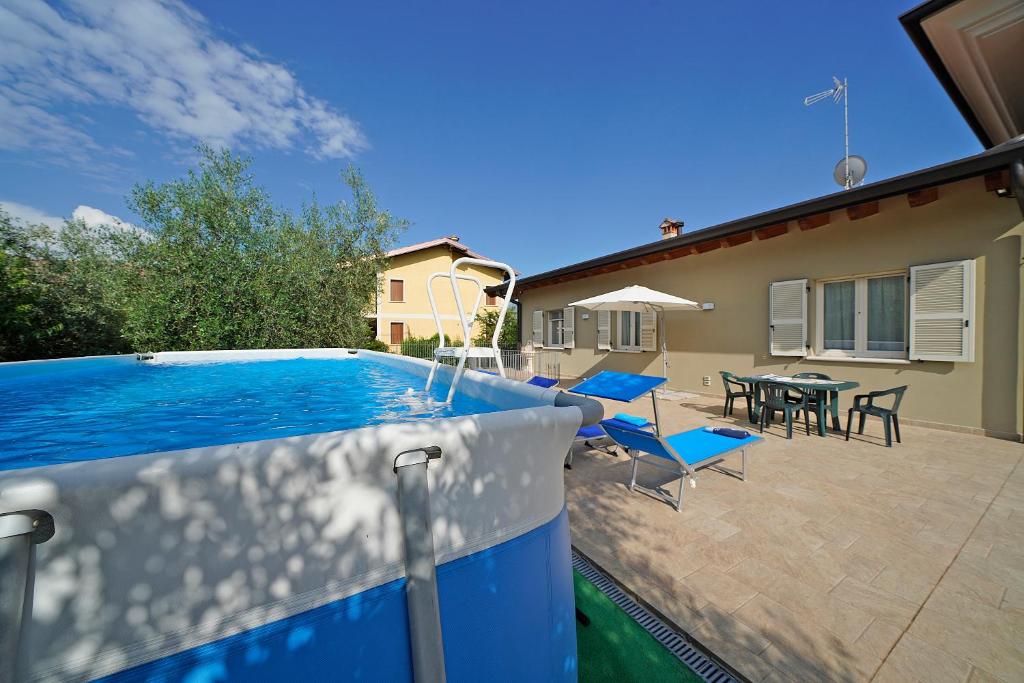 une piscine dans une cour arrière avec une table et des chaises dans l'établissement Villa Serraglie con piscina privata, à Raffa