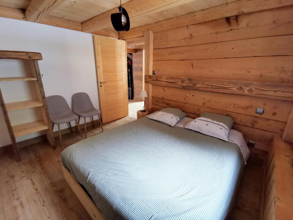 - une chambre avec un lit et deux chaises dans l'établissement Gite de la Bourbatte, à Gerbamont  28 autres photos