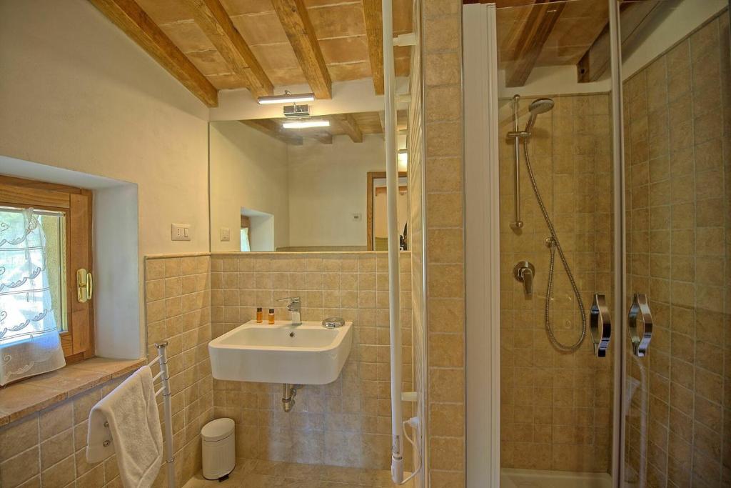 une salle de bain avec un lavabo et une douche dans l'établissement Villa Panizzi by PosarelliVillas, à San Gimignano