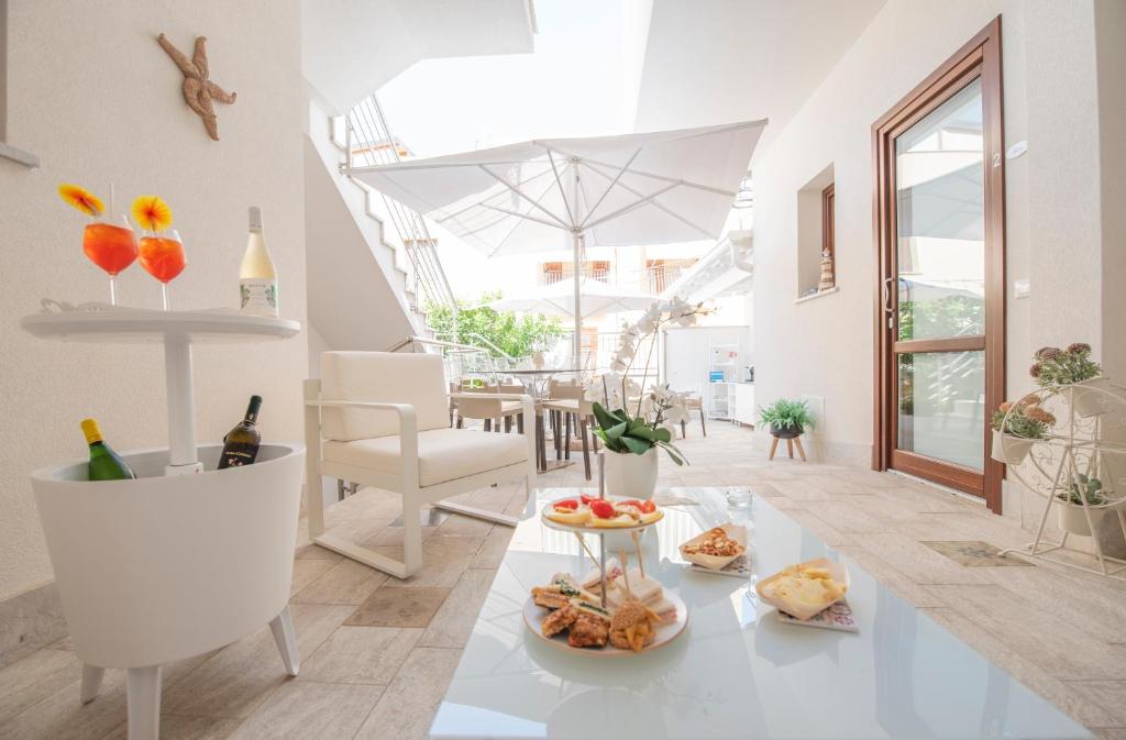 un salon avec une table avec de la nourriture dessus dans l'établissement Ciuri Di Mari, à San Vito Lo Capo