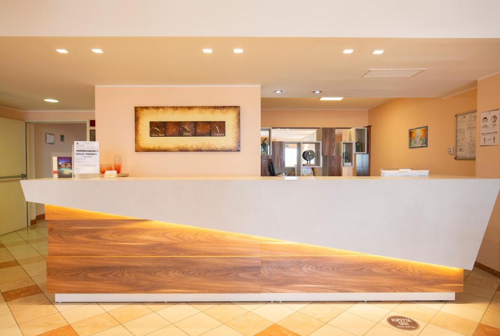 - un hall avec un comptoir blanc et en bois dans l'établissement Forte Hotel, à Vieste 55 autres photos