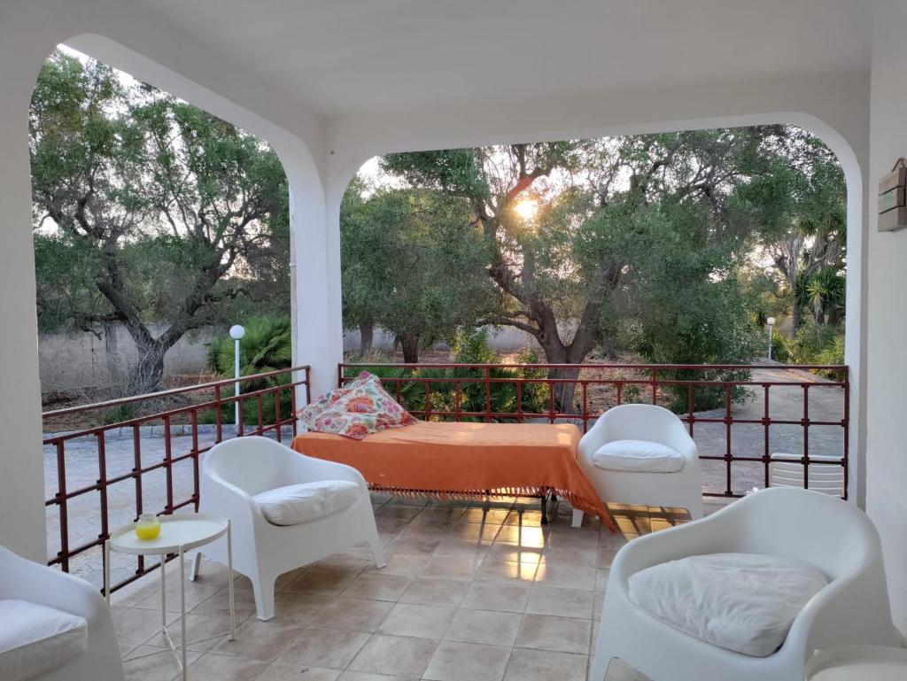 un patio avec une table et des chaises sur un balcon dans l'établissement Villa Mathilda by Apulianbnv, à Serranova