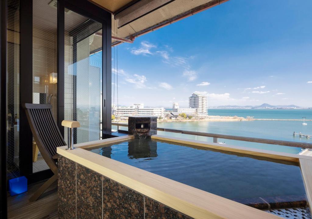 une piscine avec vue sur l'océan dans l'établissement Biwako Ryokusuitei, à Ōtsu